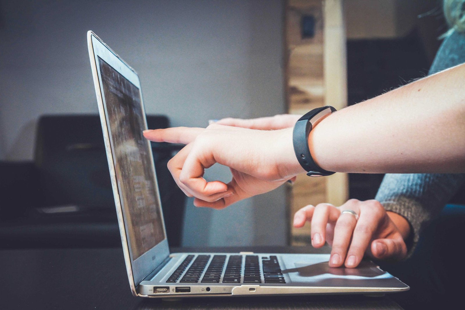 IT support technician assisting a client