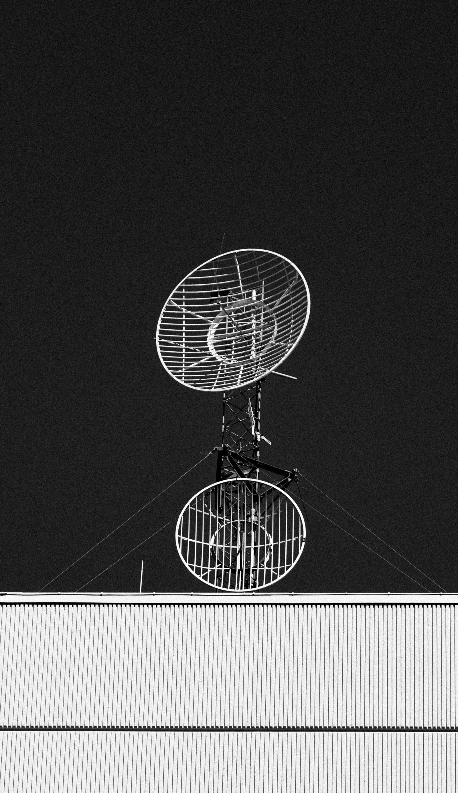 Rooftop antenna dish